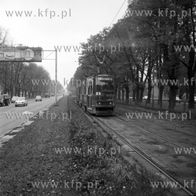 Tramwaj 105N linii 6 jedzie aleje Zwyciestwa w Gdansku....