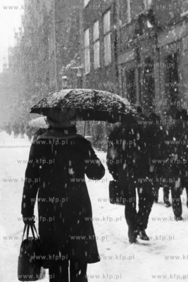 Marcowy śnieg na ul. Długiej w Gdańsku. 18.03 1975
odb_2019_09_07
Fot....