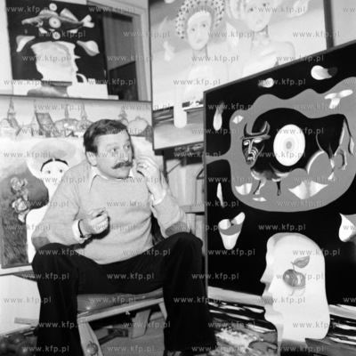 Tadeusz Ciesiulewicz, artysta plastyk w swojej pracowni....