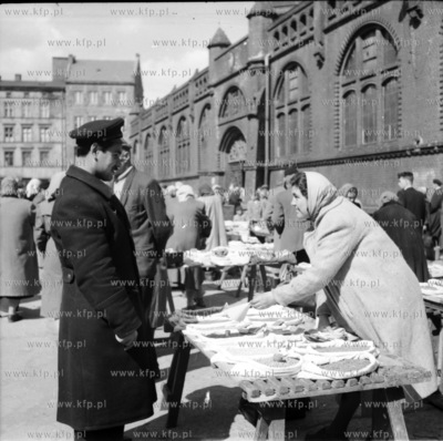 Handel warzywami i owocami obok Hali Targowej w Gdańsku....