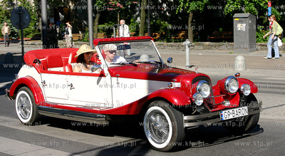 Gdynia ul. Swietojanska. Przejazd kolumny starych samochodow...