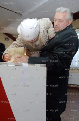 Przewodniczacy Samoobrony Andrzej Lepper glosowal wraz...