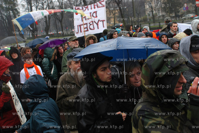 Przed konsulatem Ludowej Republiki Chinskiej w Gdansku...