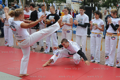 Pokazy brazylijskiej sztuki walki capoeiry na Placu...