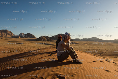 Wadi Rum Jordania NZ Pustynia Wadi Rum.Turystka z przewodnikiem...