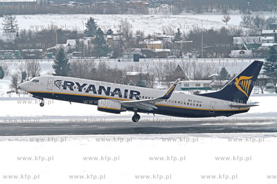 Gdansk, Rebiechowo. Nz. Start Boeinga 737-800 Ryanair.30.01.2010fot....