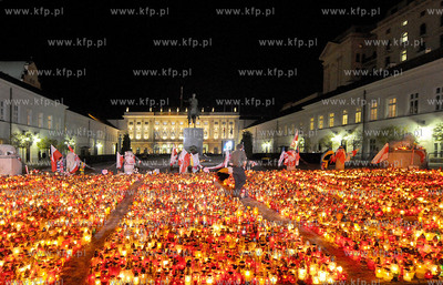 Warszawa. Trwa zaloba narodowa po katastrofie prezydenckiego...