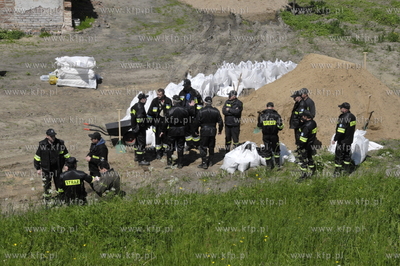 Wal w gminie Pelplin. Przygotowanie umocnien w przesiakajcym...