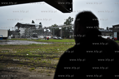 Budowa sceny glownej z okazji wielkiego widowiska plenerowego...