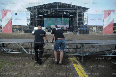 Budowa sceny glownej na ktorej w rocznice 30-lecia...