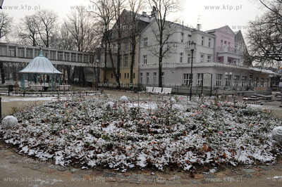 Sopot. Pierwszy snieg w Sopocie. Nz. Plac Zdrojowy....