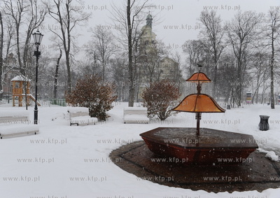 Sopot zasypany sniegiem. Nz. Park im. Marii I Lecha...