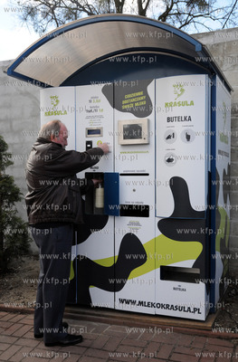 Mlekomat przy Placu Dworcowym w Gdyni Chyloni. 13.04.2012...