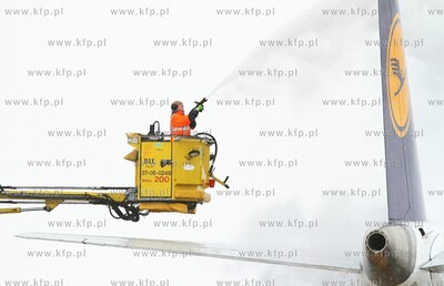 Wiosna w zimowej szacie w Porcie Lotniczym Gdansk im....