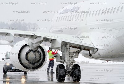 Wiosna w zimowej szacie w Porcie Lotniczym Gdansk im....