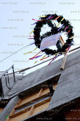 Zawieszenie wiechy na Teatrze Muzycznym w Gdyni. 16.04.2013...