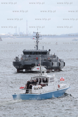 Parada wszystkich najwazniejszych klas okretow bedacych...