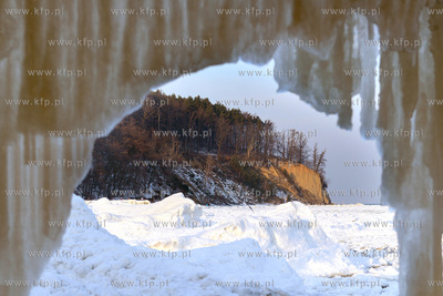 Zasniezona plaza w Gdyni Orlowie. Na drugim planie...