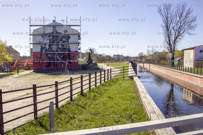 Na elewacji budynku na Trakcie Sw. Wojciecha powstaje...