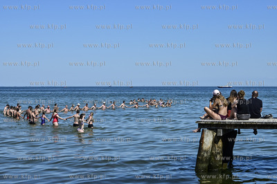 Sopot. Plaza. Okolo godz 13 do morza na wysokosci wejscia...