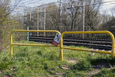 Znak zakazujący przejście przez torowisko na końcu...