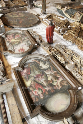 Uratowane zabytki ze spalonego kosciola sw. Katarzyny...