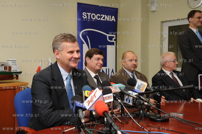Minister Aleksander Grad w Stoczni Gdynia. Nz min....