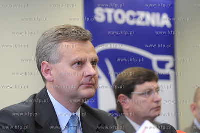 Minister Aleksander Grad w Stoczni Gdynia. Na drugim...