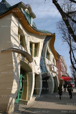 Krzywy dom w Sopocie przy ul. Bohaterow Monte Cassino.
13.03.2004
fot....