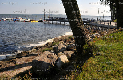 Swarzewo nad Zatoka Pucka. Male molo z zacumowanymi...