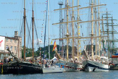 Zlot i regaty zaglowcow Cutty Sark w Gdyni. Po prawej...