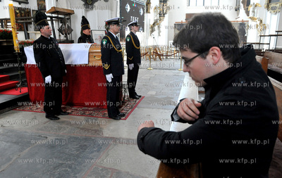 Gdansk. Bazylika Mariacka. Warta honorowa przy trumnie...