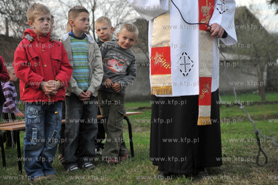 Poswiecenie nowego krzyza i nabozenstwo majowe we wsi...