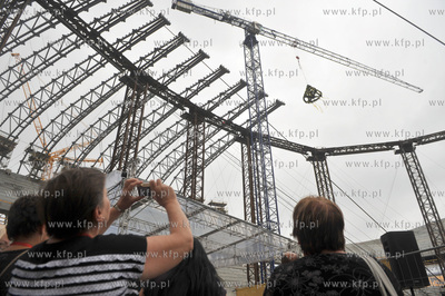 Zawieszenie wiechy na budowanym stadionie PGN Arena...