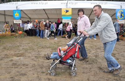 Kaszubskie dozynki powiatu kartuskiego w Zukowie. Aby...