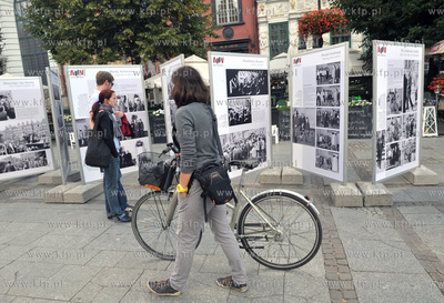 Otwarcie wystawy plenerowej "Powrot Majora" na Dlugim...