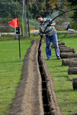Prace przy instalacji systemu automatycznego nawadniania...