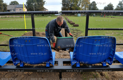 Prace przy instalacji systemu automatycznego nawadniania...