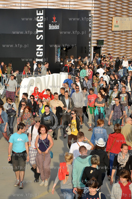 Heineken Open'er Festival w Gdyni. Glowna aleja festiwalu....