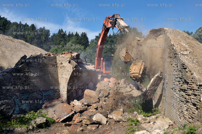 Wyburzanie ostatniego starego wiaduktu dawnej trasy...