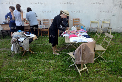 Pchli targ w Nowym Porcie na placu przy ul. Oliwskiej....