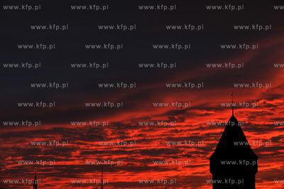 Zachod slonca nad Gdanskiem i ul. Podwale Staromiejskie,...