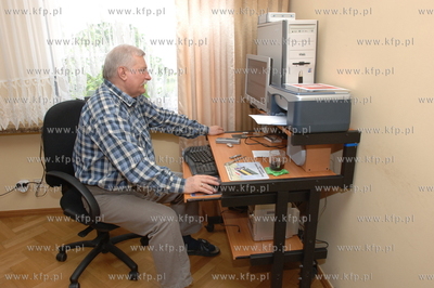 Lech Walesa w swoim domowym gabinecie. 17.06.2005 Fot....