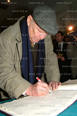 Mieczyslaw Rakowski ostatni premier PRL wpisuje sie...