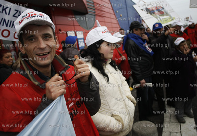 Gdynia. Wolny Zwiazek Zawodowy Sierpien 80 i OPZZ 
pod...