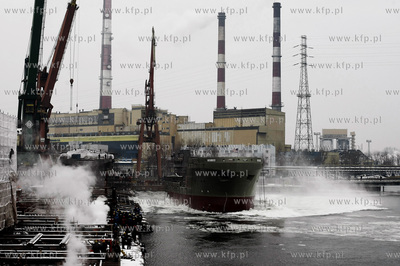 Gdansk. Stocznia Polnocna. Wodowanie wielozadaniowego...
