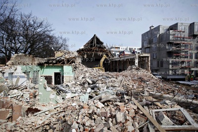 Gdansk. Wyburzanie budynku bylego kina Znicz przy ul....