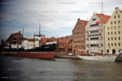 Statek muzeum Soldek i zaglowiec General Zaruski cumujace...
