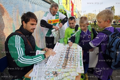 Gdansk Zaspa. Pilkarski turniej dzikich druzyn Do przerwy...