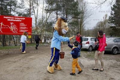 Uroczystosc zawieszenia wiechy na budowanym budynku...